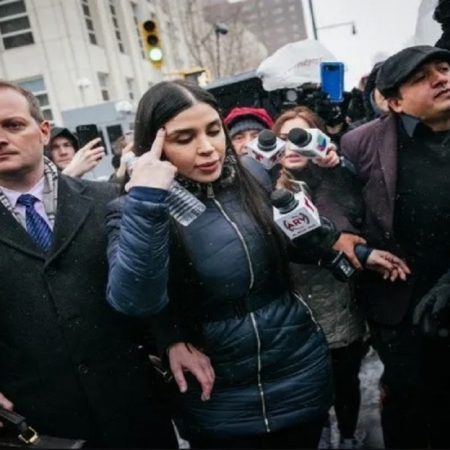 La esposa de Joaquín ''El Chapo'' Guzmán, Emma Coronel Aispuro (c). EFE