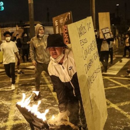 La policía y los manifestantes se enfrentan durante una marcha de protesta masiva contra el nuevo gobierno del presidente Manuel Merino, en Lima, Perú, el 15 de noviembre de 2020. Un hombre de 24 años se convirtió en el segundo en morir este sábado como resultado de los enfrentamientos entre manifestantes. EFE