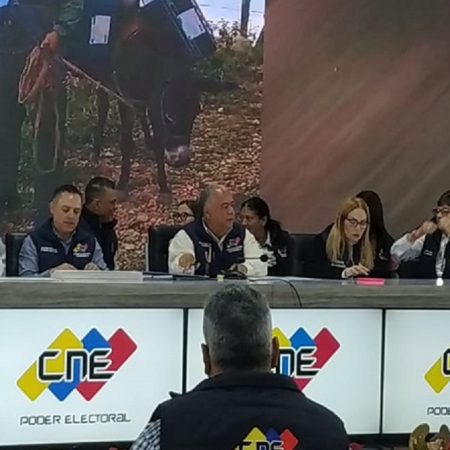 Venezuela está preparada para celebrar elecciones "en 35 días", afirma un rector electoral suplente