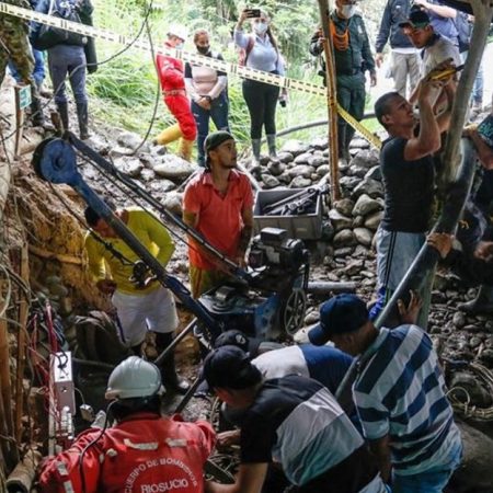 Fotografía tomada el pasado 29 de marzo en la que se registraron brigadas de emergencia al trabajar en el rescate en una mina de oro de la vereda El Bosque en zona rural de Neira (Colombia). EFE
