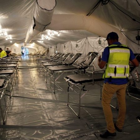 Adecuación de un hospital de campaña para atender a pacientes con COVID-19 en Ciudad de Panamá. (Foto EFE)