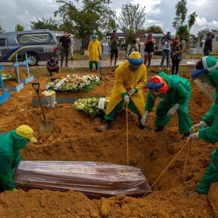 El promedio nacional de óbitos es de 98 por 100.000 habitantes, pero en el estado Amazonas llega a 142/100.000. Solo Río de Janeiro (158) y Brasilia (145) lo superan. AFP