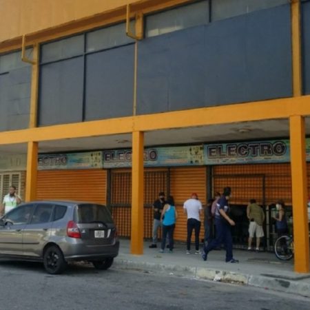 En cuarentena radica solo los locales de expendio de medicinas y alimentos pueden abrir sus puertas. Foto archivo