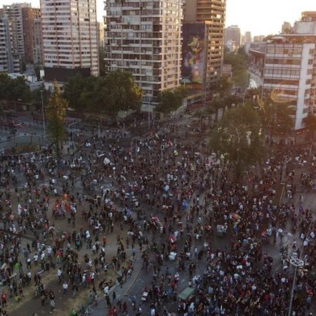 Manifestantes se congregaron en la plaza Italia de Santiago de Chile, en espera de los resultados del plebiscito. Foto EFE