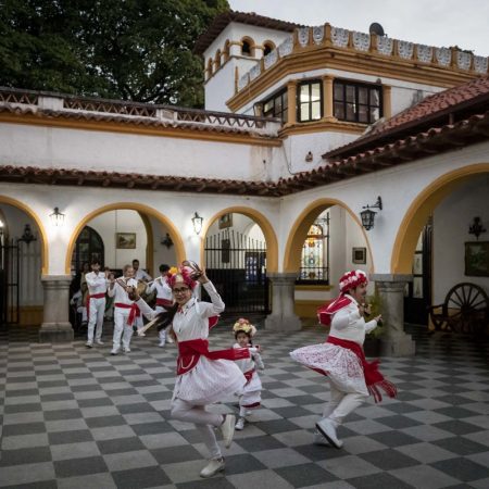 Integrantes del Hogar Canario Venezolano (HCV) se presentan  durante un acto cultural, en Caracas. Foto EFE