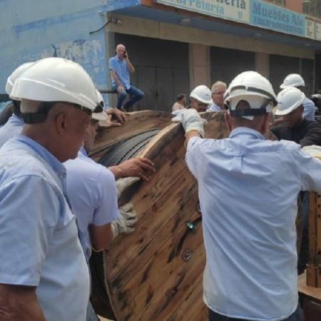 Trabajadores de Cantv iniciaron trabajos de tendido de fibra óptica para recuperar telecomunicaciones en Las Tejerías. Foto cortesía Prensa Cantv