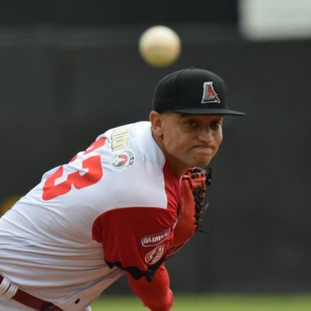 El abridor Jorge Martínez trabajó por espacio de 4.0 innings permitiendo 6 hits, 2 carreras, 2 ponches y sin boletos. / Foto: @CardenalesDice