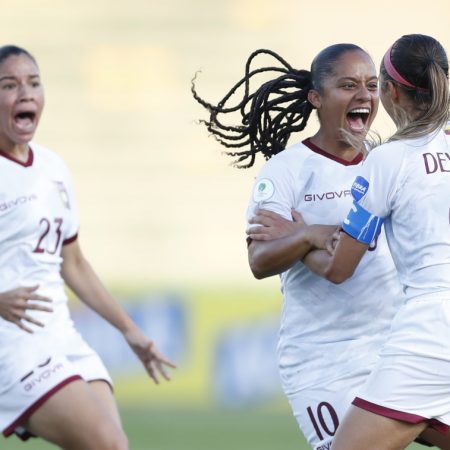 Jugadoras de Venezuela celebran un gol de Deyna Castellanos ante Uruguay hoy, en un partido del grupo B de la Copa América Femenina. (Foto EFE)