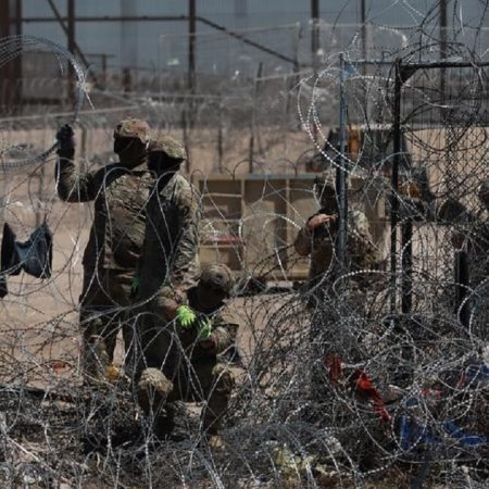 Texas instala nueva cerca para impedir paso de migrantes/ Foto El Diario