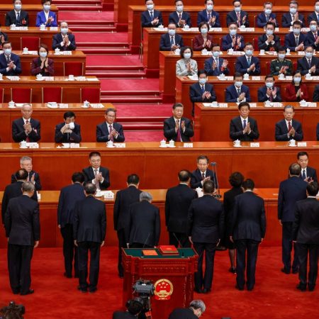 Los delegados recién elegidos se inclinan ante el presidente chino, Xi Jinping