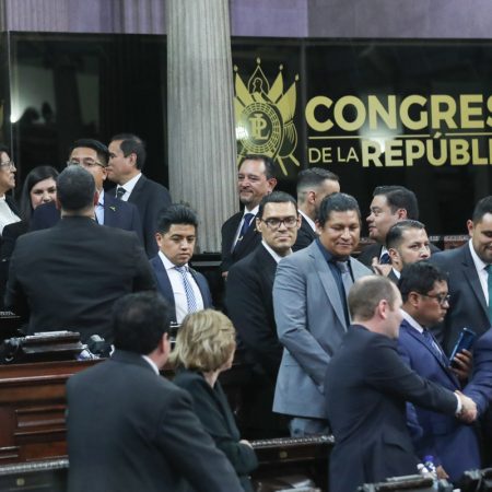 Legisladores celebran hoy durante la sesión de juramentación de 160 diputados del Congreso, en Ciudad de Guatemala (Guatemala). Foto EFE/ Norvin Mendoza