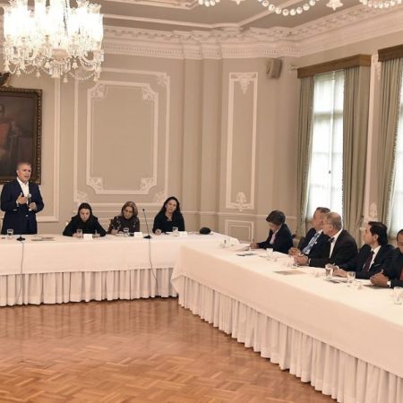 Con gobernadores y los alcaldes recién electos inició el presidente Duque la conversación nacional. No se sabe cuándo se sentará con los gremios que convocaron el paro. Foto EFE