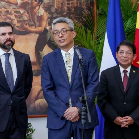 Cai Wei, se reunió este lunes en Managua con el canciller nicaragüense, Denis Moncada, para continuar «en esta intensa agenda de cooperación». Foto EFE.