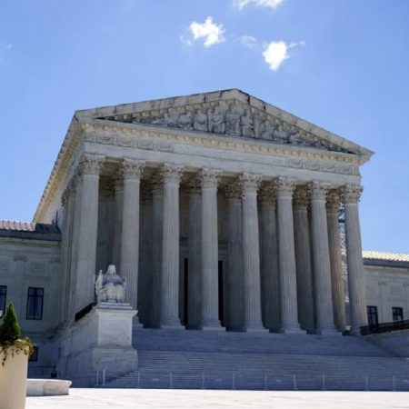 Fotografía de archivo del exterior de la Corte Suprema estadounidense, en Washington (EE.UU.). EFE/EPA/ Will Oliver
