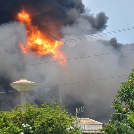El incendio en los depósitos de crudo en Cuba. (Foto Cortesía Prensa Latina)