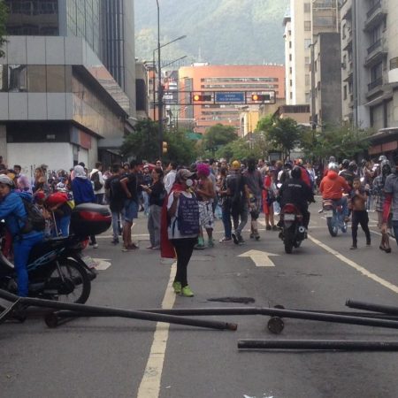 Un centenar de personas detuvo el tráfico en Chacao durante la tarde. Dos resultaron detenidas. (Foto @emquiben)