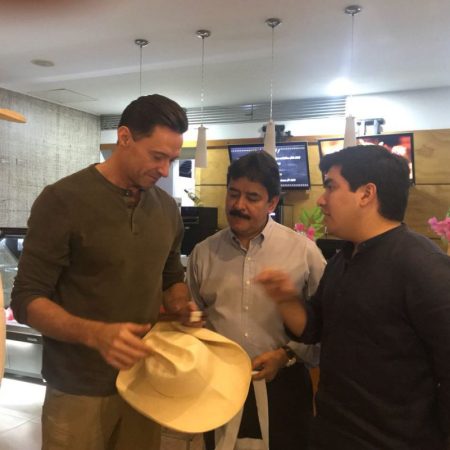 El gobernador del Huila le hizo entrega a Hugh Jackman de un sombrero de Suaza, típico de la región. (Foto @BluRadioCo)