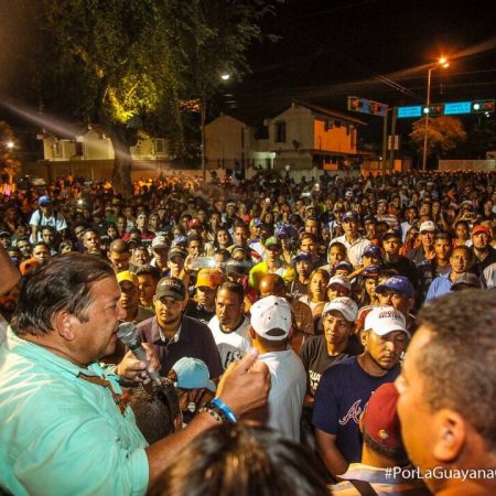 Andrés Velásquez y sus  seguidores se mantienen en vigilia desde el lunes, a pocos metros de la sede del CNE. @Luis_MachadoM