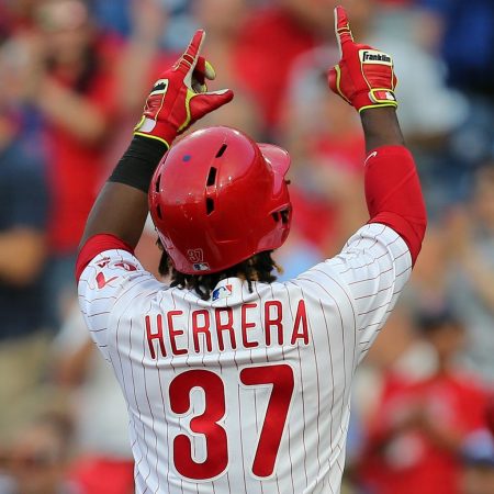 Herrera mandó la pelota al otro lado de la barda en la cuarta entrada, sin compañeros en el camino/Foto: AFP