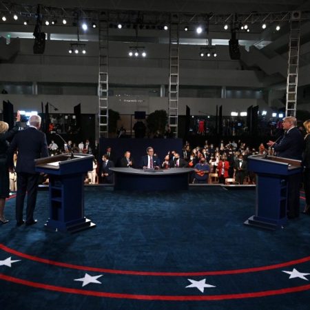 Los candidatos Joe Biden y Donald Trump, acompañados de sus esposas, Jill Biden  y Melania Trump y el moderador Chris Wallace después del primer debate presidencial. Foto AFP
