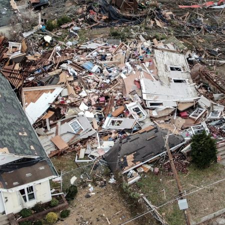 "La devastación no se parece a nada de lo que haya visto en mi vida y me cuesta expresarlo con palabras", agregó el gobernador de Kentucky. Foto EFE