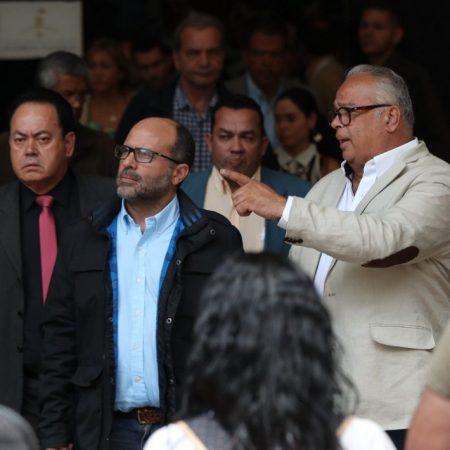 Diputados de la Asamblea Nacional salen de un edificio administrativo anexo a la sede legislativo, este martes en Caracas (Venezuela). Este martes la Asamblea Nacional tenía previsto debatir la "persecución" contra diputados que achacan al Gobierno de Maduro, sin embargo una supuesta amenaza de bomba no ha permitido el acceso normal de los diputados. Foto EFE