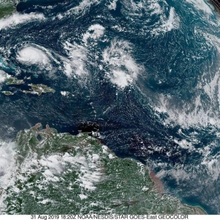 Fotografía cedida este sábado por la Administración Nacional Oceánica y Atmosférica (NOAA) por vía del Centro Nacional de Huracanes (NHC). EFE
