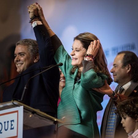 BG051. BOGOTÁ (COLOMBIA), 17/06/2018.- El presidente electo de Colombia, el uribista Iván Duque (i) y la vicepresidenta electa, Marta Lucía Ramírez (c), se dirigen a sus seguidores hoy, domingo 17 de junio de 2018, en su sede de campaña en Bogotá (Colombia). Duque obtuvo en la segunda vuelta celebrada hoy una votación sin precedentes en el país de 10.369.210 votos, equivalentes al 53,98 %, según datos de la Registraduría Nacional, autoridad electoral, con el 99,92 % de las mesas contabilizadas. EFE/Juan Zarama