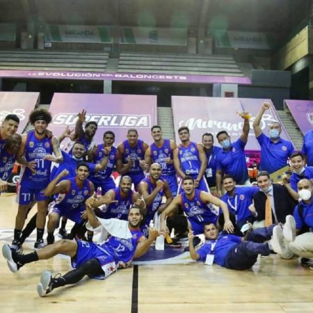 Jugadores de Trotamundos celebrando tras proclamarse como campeones de la Superliga de Baloncesto. Foto cortesía Diario La Antena.