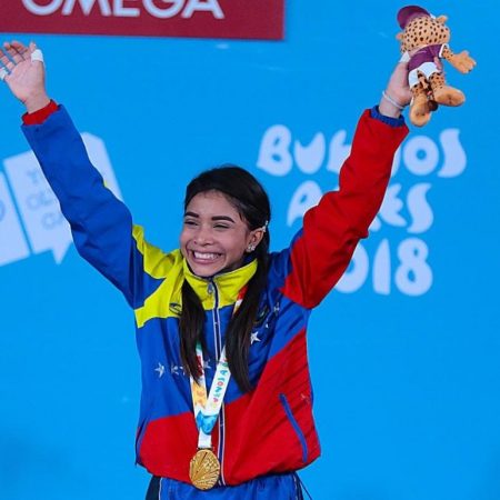 La pesista Katherine Echandia, abanderada de Venezuela en los Juegos Olímpicos de la Juventud 2018, conquistó este domingo la medalla de oro en los - 44 kilogramos/Foto: @BuenosAires2018