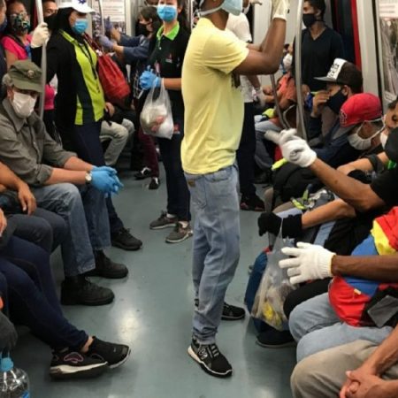 En el Metro de Cracs el distanciamiento social se cumple a medias. (Cortesía)