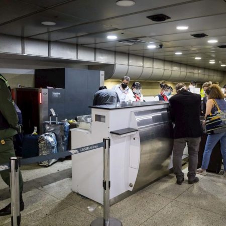 La aerolínea panameña Copa había anunciado el sábado que el INAC canceló la conexión de la aerolínea con ese país a partir de este domingo, por lo que dejó de operar la ruta Panamá-Caracas por un tiempo indefinido. EFE