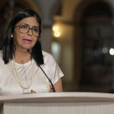 Delcy Rodríguez llega a Moscú para presentar la Ley Antibloqueo