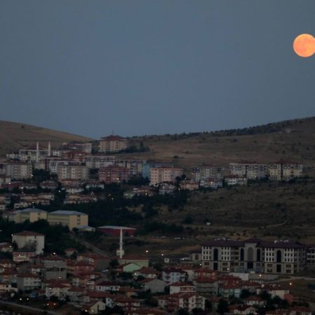 View of the "blood moon" during the lunar eclipse in Yozgat, Turkey, on 27 July 2018. / AFP PHOTO / Adem ALTAN
