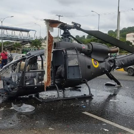 Un helicóptero militar cae en una avenida. (Foto Cortesía)