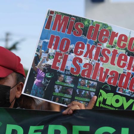 Personas protestan hoy, en una calle de San Salvador (El Salvador)/ Foto EFE