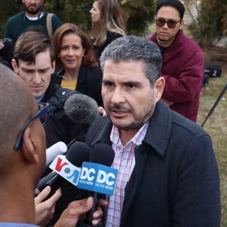 El ex precandidato presidencial nicaragüense Juan Sebastián Chamorro, uno de los presos políticos nicaragüenses, dijo que se enteraron de que habían sido excarcelados y expulsados a EE.UU. en las puertas del avión. Foto EFE