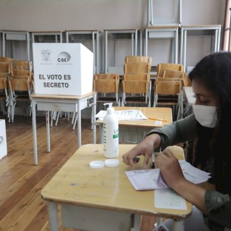 Conteo de votos en Ecuador. Foto EFE
