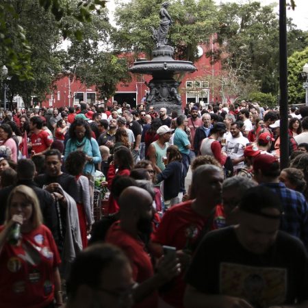 Ciudadanos se reúnen a la espera de los resultados de las elecciones generales hoy, en una plaza en la zona sur de Río de Janeiro (Brasil). Foto EFE.