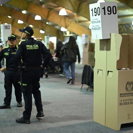 Funcionarios de la policía custodian el proceso electoral en Colombia. Foto  EFE/ Natalia Pedraza Bravo