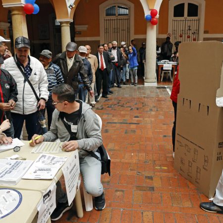 Ciudadanos votan en las elecciones regionales y locales en un colegio electoral de Bogotá (Colombia). Foto EFE/ Mauricio Dueñas Castañeda