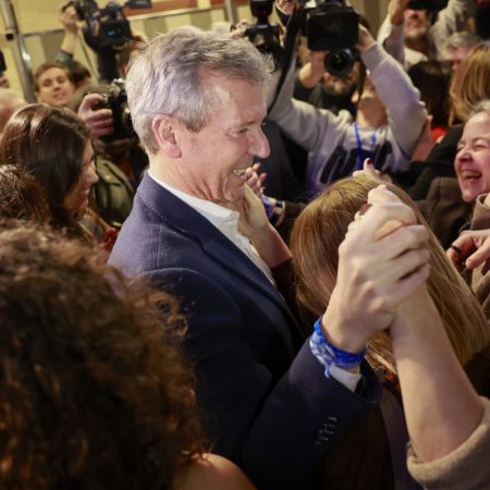 El candidato Popular a la Xunta, Alfonso Rueda (c), saluda a militantes tras resultar ganador de las elecciones gallegas este domingo, en Santiago. Foto EFE