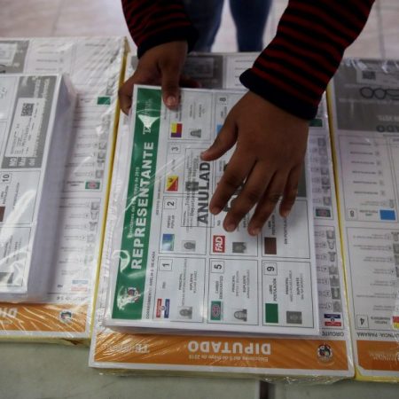 Miembros del Tribunal Electoral de Panamá organizan este viernes las papeletas para los comicios electorales del próximo domingo, en Ciudad de Panamá (Panamá). Más de 2,7 millones de panameños están llamados a las urnas el próximo domingo para renovar todos los cargos de elección popular, entre ellos presidente, vicepresidente, diputados nacionales y al Parlacen, alcaldes, concejales y representantes de corregimiento. Foto EFE