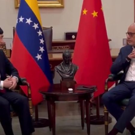 l Embajador de la República Popular China en Venezuela, Lan Hu y El presidente de la Asamblea Nacional (AN), Jorge Rodríguez, Foto cortesía.