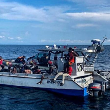 Embarcación con más de un centenar de migrantes es detenida frente a Florida. (Foto Referencial)