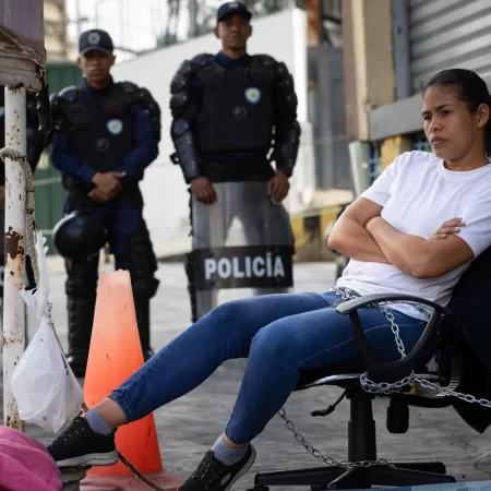 Encadenados en Zona 7 hasta que salgan los presos políticos