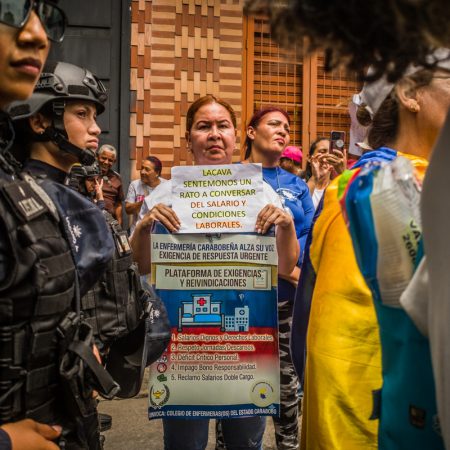 Los reclamos no son solo por salarios dignos, también es por un rescate urgente de todas las instalaciones hospitalarias y por un trato digno y respetuoso para el personal. Fotografía: Armando Díaz.