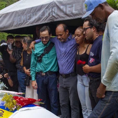 Entre flores y clamor de justicia trascurrió el velorio de Carmen Navas