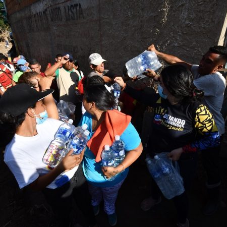 Fundación Dar Más que recibir entregó insumos en Las Tejerías. Foto cortesía Jacinto Oliveros.