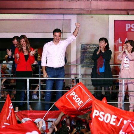 El candidato a la presidencia del Gobierno, Pedro Sánchez, acompañado por su mujer, María Begoña Gómez, Carmen Calvo (i) y Adriana Lastra, durante la celebración de los resultados electorales en la sede del PSOE en la Calle Ferraz de Madrid. Foto EFE